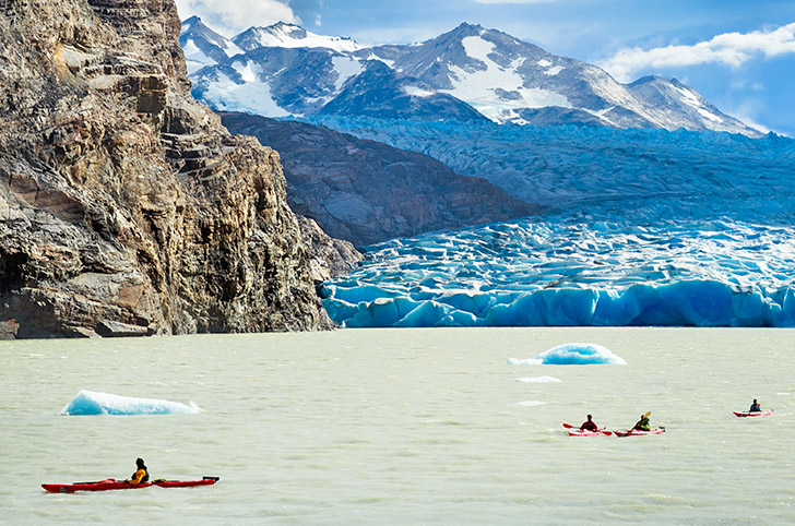 Passeios de caiaque nas águas geladas dos lagos glaciares;